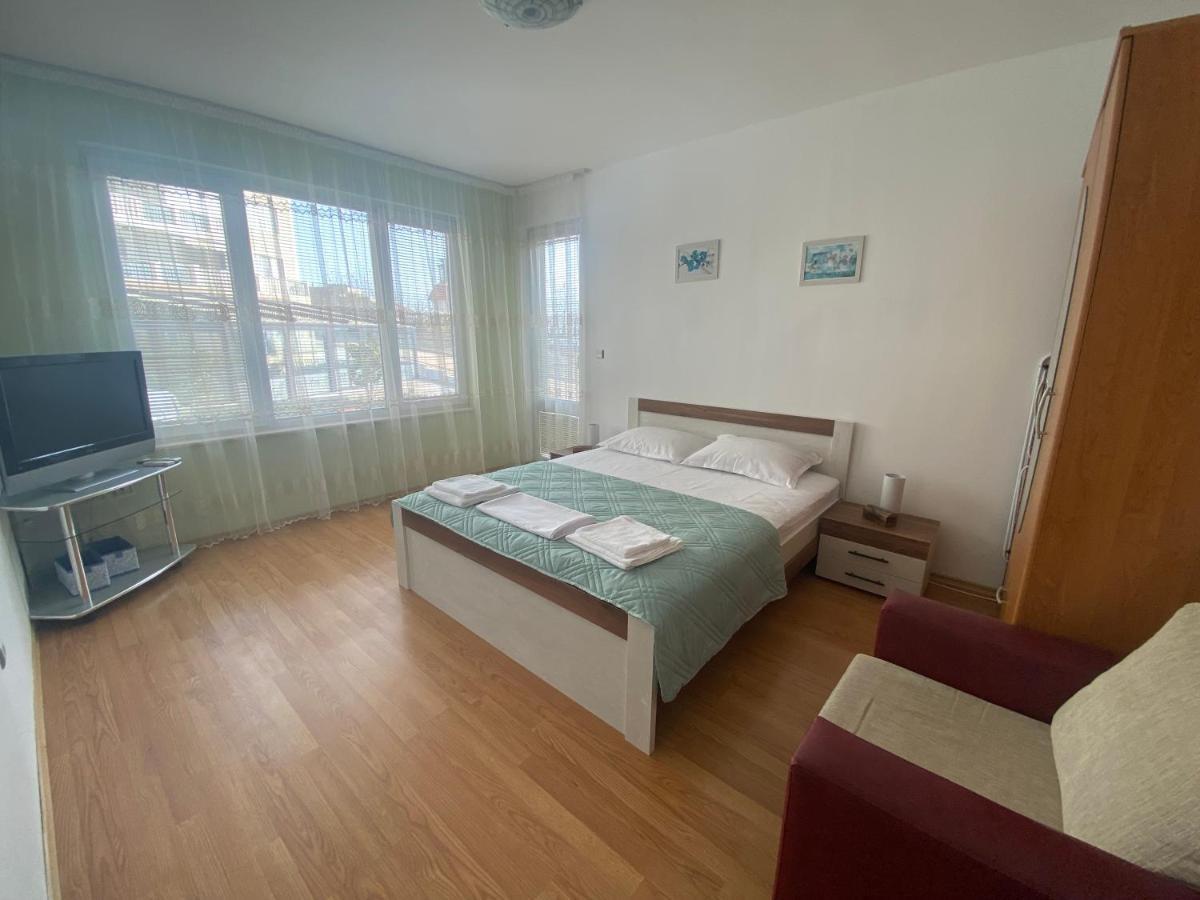 First Line On The Cosy Sea Paradise * Kavarna